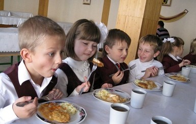 В детсадах голод утоляют хлебом