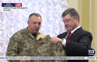 Порошенко примерил новую военную форму, пошитую из льна