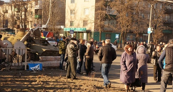 В Константиновке люди собрались почтить память погибшей девочки