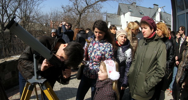 В Днепропетровске выстроились очереди к телескопам