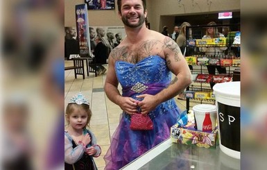 Американец покорил интернет, нарядившись в платье принцессы ради племянницы