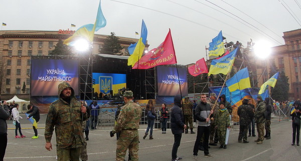 В Днепропетровске начался прощальный митинг-концерт команды Коломойского