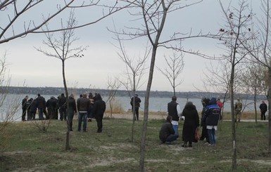 В Николаеве из реки достали тело мужчины в камуфляжной форме