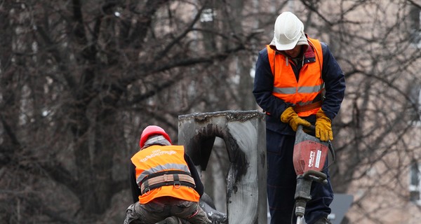 Взорванную стелу с флагом Украины восстановят до субботы