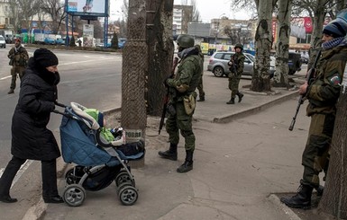 Ночь в Донецке прошла под обстрелом, разрушен дом