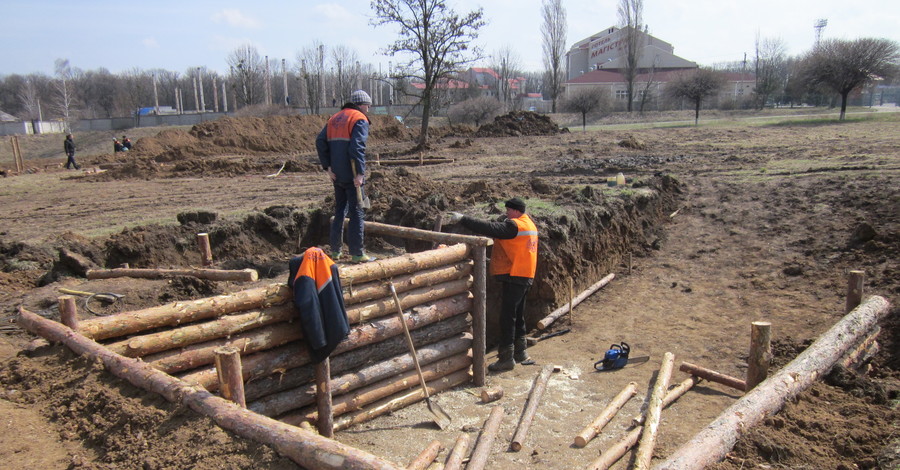 В Харькове роют окопы на окружной