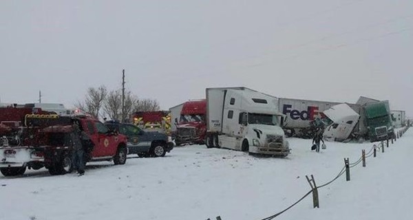 В США снежная буря парализовала движение в штате Вайоминг