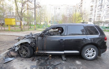 В Мелитополе неизвестные за ночь сожгли три автомобиля