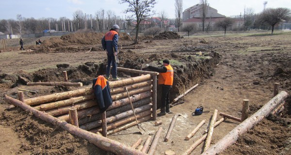 В Харькове роют окопы