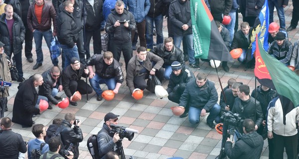 Возмущенные шахтеры пошли к Верховной Раде