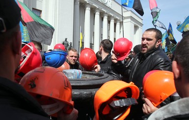 Киев митингует второй день: шахтеры хотят зарплаты, а энергетики - повышения тарифов