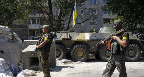 Волонтеры: За бумажный пропуск в зону АТО берут взятки