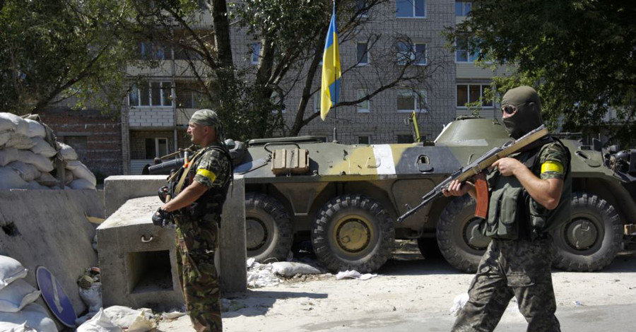 Волонтеры: За бумажный пропуск в зону АТО берут взятки