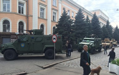 В Одессу стягивают военную технику и бойцов