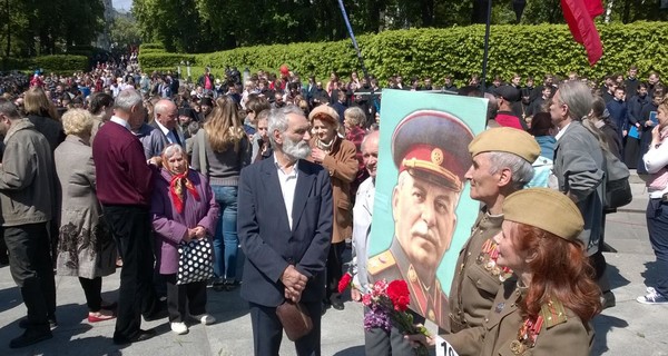 В Киеве к Вечному огню принесли портрет Сталина