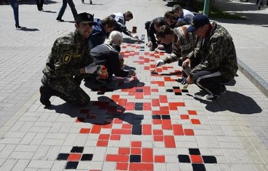 В Сумах рисуют самую длинную вышиванку на тротуарной плитке