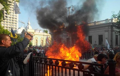 Народ ударил горящими шинами по валютным кредитам 