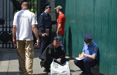 Под Радой задержали парней с дымовыми шашками