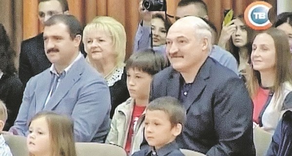 Лукашенко пришел к сыну на выпускной