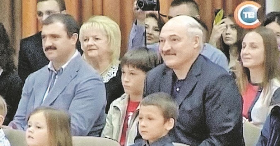 Лукашенко пришел к сыну на выпускной