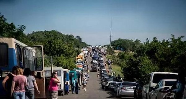 В Донецке опустели склады с гуманитаркой, а на единственной открытой дороге огромные очереди