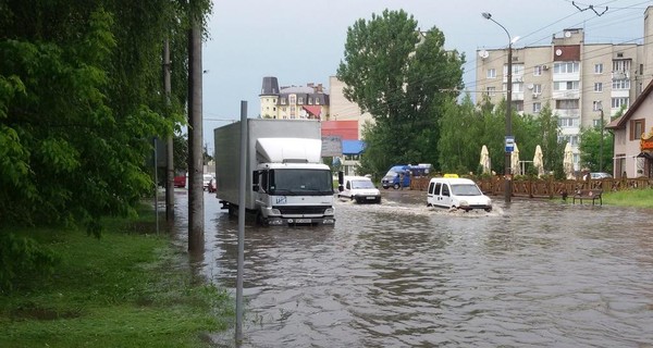 В Луцке из-за грозы улицы превратились в реки