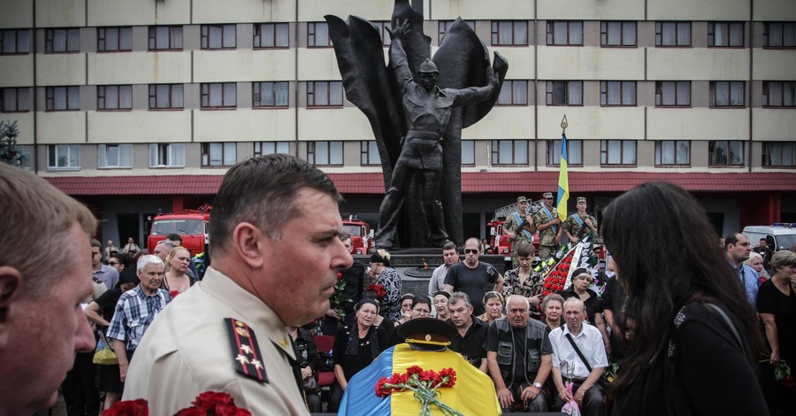 Родственники погибших спасателей: 