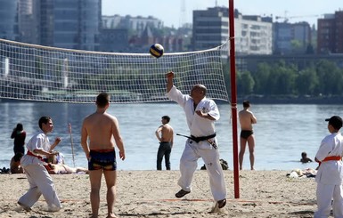 В Запорожье пляжи в водорослях, а в Днепре - в фантиках