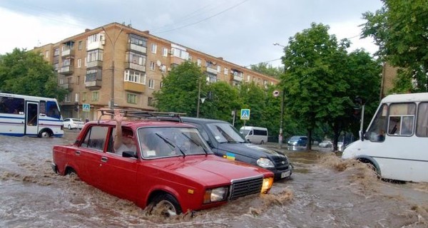 В Кривом Роге ливнем смыло огороды и затопило подъезды