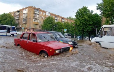 В Кривом Роге ливнем смыло огороды и затопило подъезды