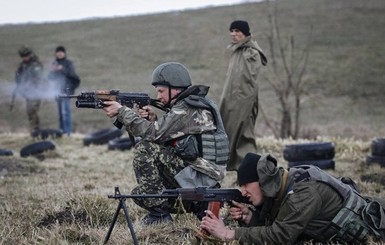 В Донецке слышны взрывы на заводе холодильников, в Красногоровке из-за обстрела сгорел дом