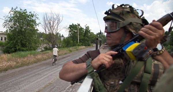 В зоне АТО противник вел огонь по всей линии разграничения