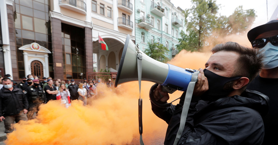 В Киеве у посольства Беларуси активисты перекрыли дорогу