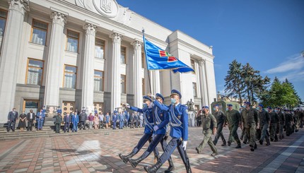 Возле Рады почтили память погибших от взрыва гранаты нацгвардийцев