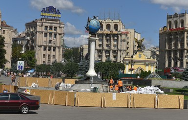 На Майдан вернули знак нулевого километра