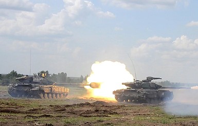 Обстановка в зоне АТО: в Донецке сгорели дома, на мариупольской трассе ранило женщину