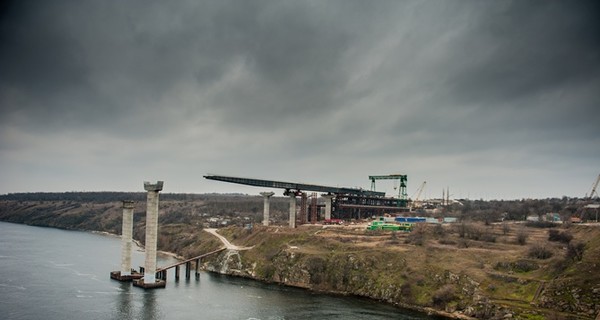 В Запорожье с недостроенных мостов свалилась девушка