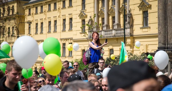 На марш за легализацию марихуаны в Берлине вышли восемь тысяч человек