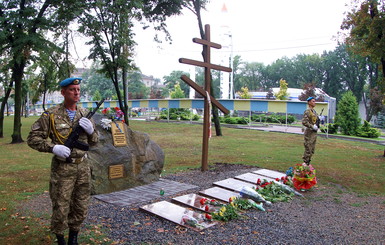 В Днепропетровске открыли мемориал погибшим на Донбассе десантникам 