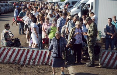 Опасности блокпостов: обмороки, поддельные разрешения и мины вдоль дорог