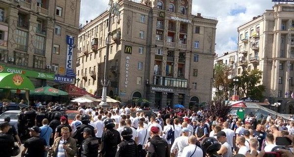 В Киеве на Печерске из метро выуживают ультрас