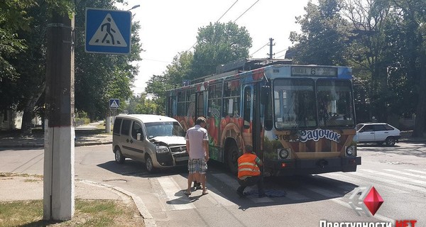 В Николаеве невезучий троллейбус четыре раза попадал в аварию