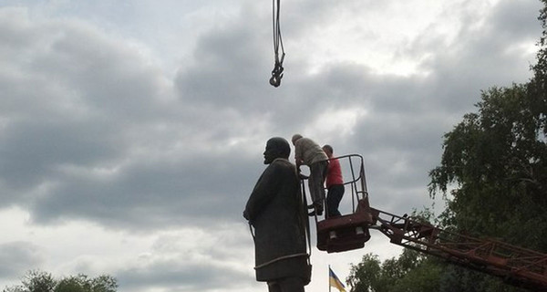 В Харьковской области снесли еще одного Ленина