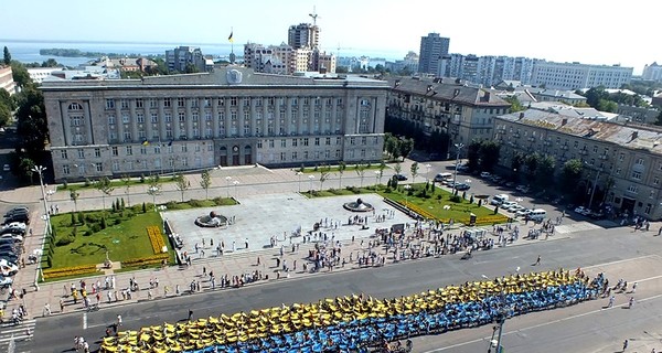 В Черкассах организовали самый большой движущийся флаг Украины