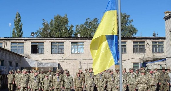 В честь праздника бойцам АТО дали на десерт арбуз и подарили футболки