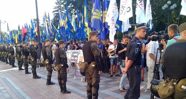 Под Радой митинг:  зал заседания заблокирован 