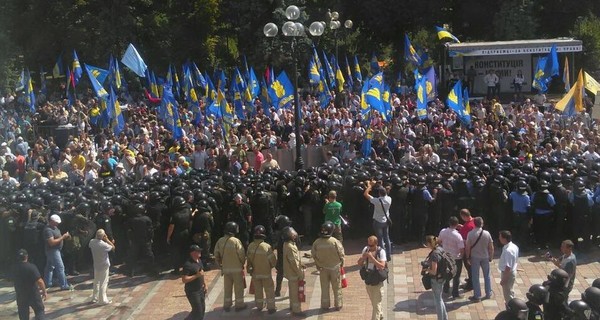 Под Радой начались драки митингующих с милицией: много раненых 