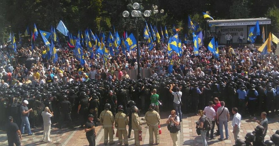 Под Радой начались драки митингующих с милицией: много раненых 