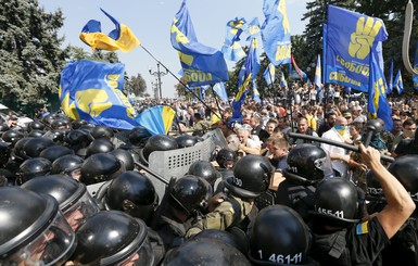 Видео взрыва под Верховной Радой: раненые силовики бежали и падали на землю