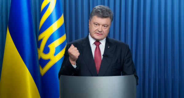 Порошенко назвал столкновения под Радой ударом в спину, только не уточнил от кого